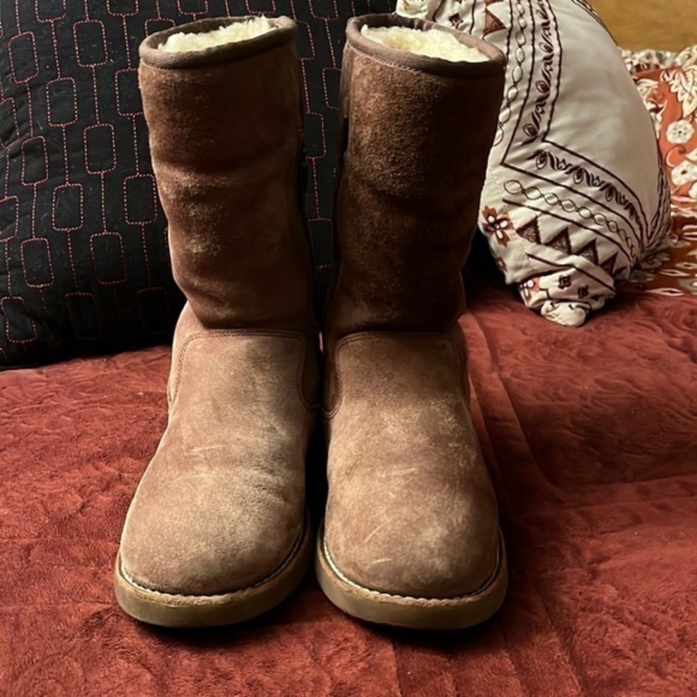 Ugg s side zipper boots size 6  color brown cream inside in good condition